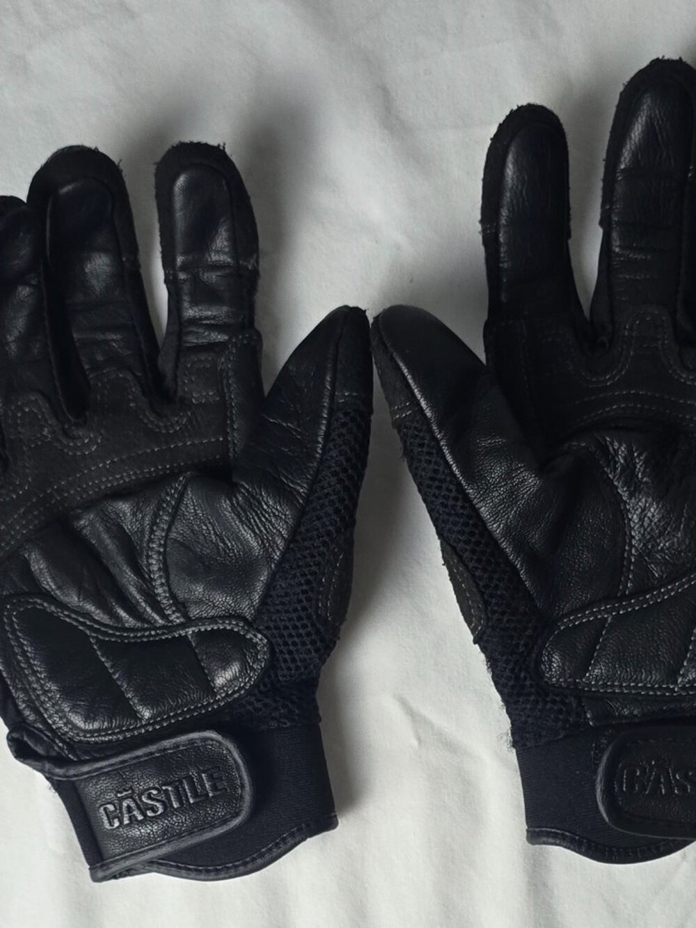 Castle Motorcycle Riding Gloves Black Leather Size M – Pre-Owned Excellent Condi